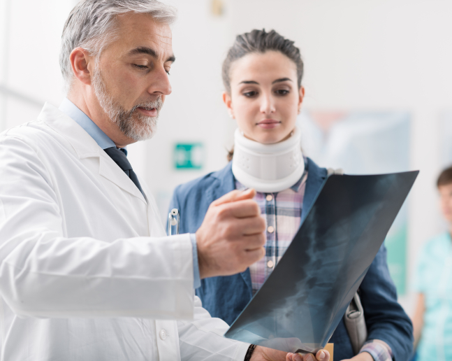 doktor vysvetluje pacientce rezimova opatreni