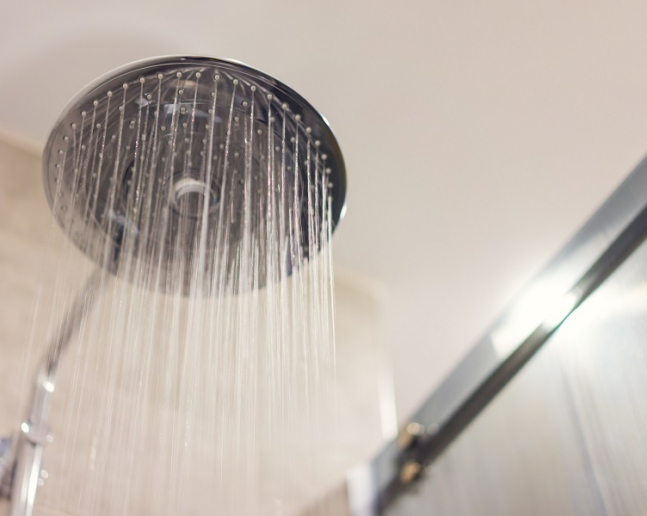 správná hygiena u stomiků sprcha