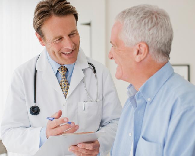 Pacient konzultuje s doktorem o stomických systémech 