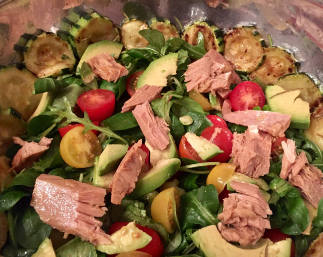 Salát s cuketou a tuňákem recept a ingredience