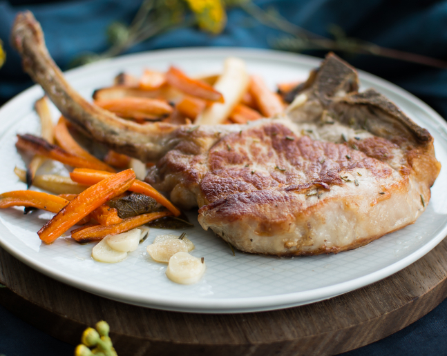 Vepřová kotleta a pečená kořenová zelenina recept