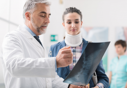Doktor s pacientkou v diskuzi o režimových opatřeních