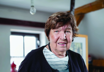 Profesorka mluví o dialyzačním přístroji s Cenou Aesculap Akademie