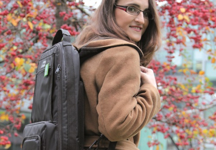 Monika s přenosní výživovou pumpou v batohu