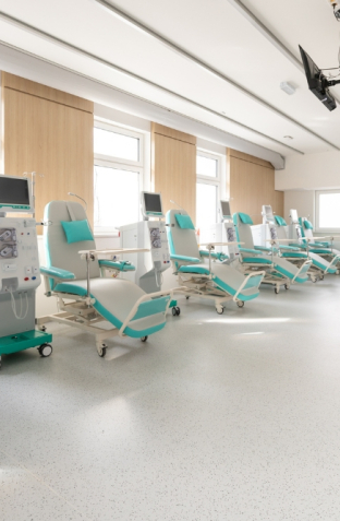 Dialyzační středisko Třinec - Pohled na sál se čtyřmi křesly a šedou podlahou