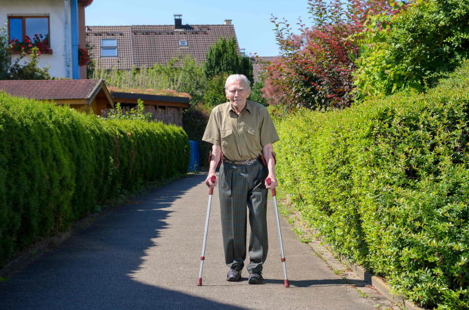 Péče o imobilního pacienta pohyb a nácvik chůze 