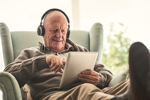 Senior se učí pracovat s moderními zařízeními 