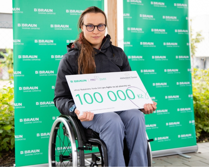 Agáta Koupilová se šekem na 100.000